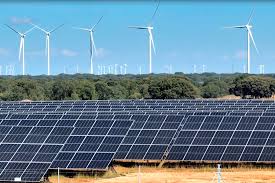 una foto de una planta fotovoltaica y eólica de castilla la mancha